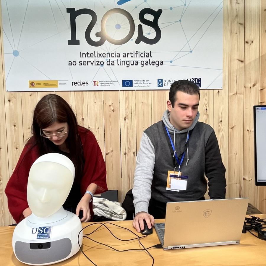 Persoas do Proxecto Nós configurando a cabeza robótica 